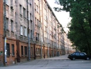 Улица Бабушкина, 61. Дом-"Колбаса". 1932 г. – арх. Г. А. Симонов. Фото 2010 г. 
