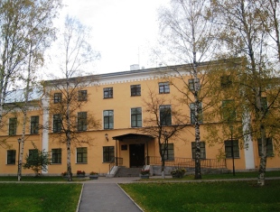 Куракина Дача. Здание бывшего Николаевского  сиротского института (теперь - школа № 328). Фото 2010 г.